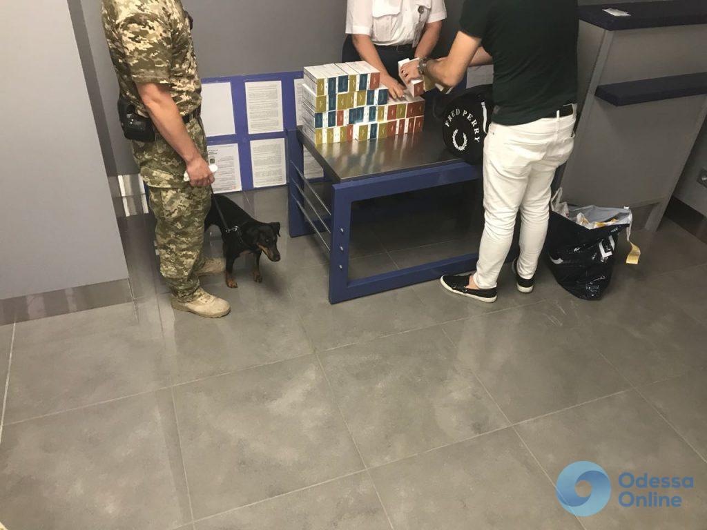 В Одессе пограничники обнаружили контрабандные стикеры для курения