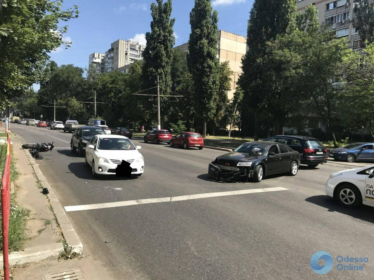 В Одессе столкнулись легковушка и мотоцикл