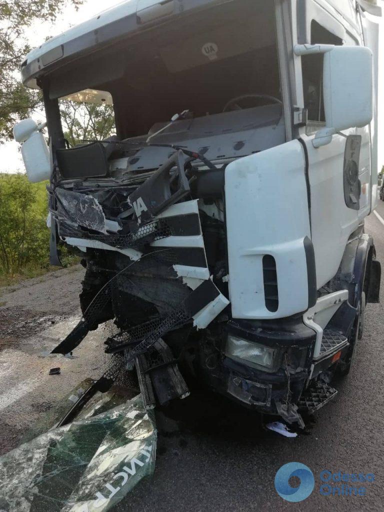 На трассе под Одессой еще одно смертельное ДТП: микроавтобус столкнулся с грузовиком
