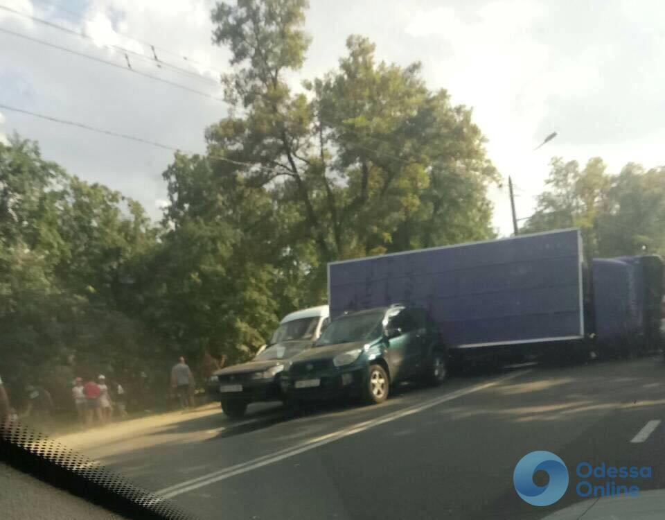 Одесса: на Овидиопольской дороге перевернулся грузовик (фото, обновлено)