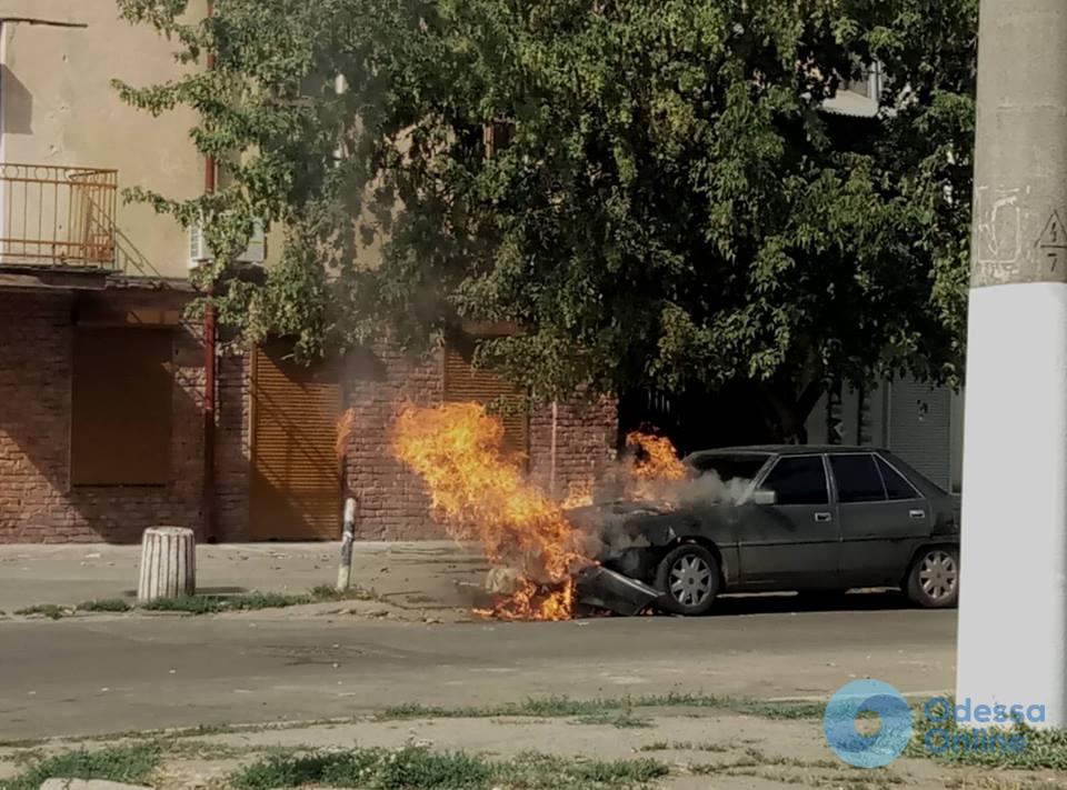 Одесса: возле «Привоза» сгорел автомобиль