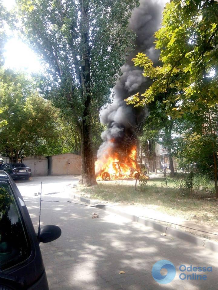 В Одессе сожгли Audi Q7 (обновлено)