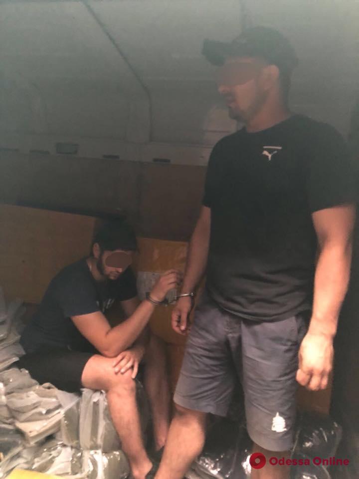 Полиция задержала троих мужчин, которые обокрали контейнер на «7 километре»