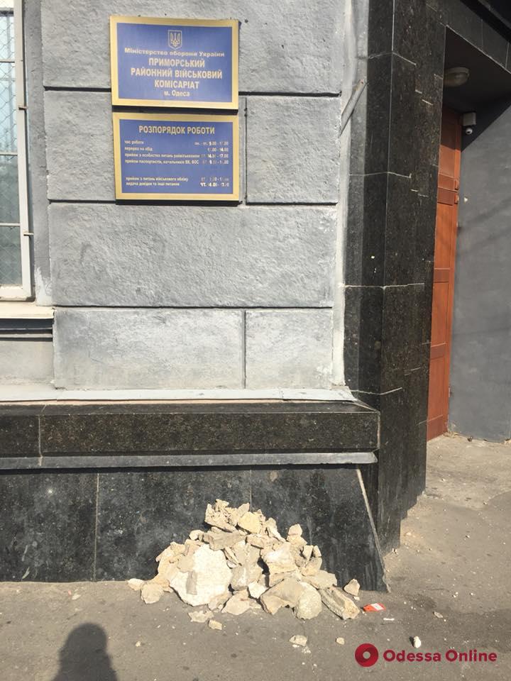 Одесса: с фасада здания областного комиссариата убрали советскую символику