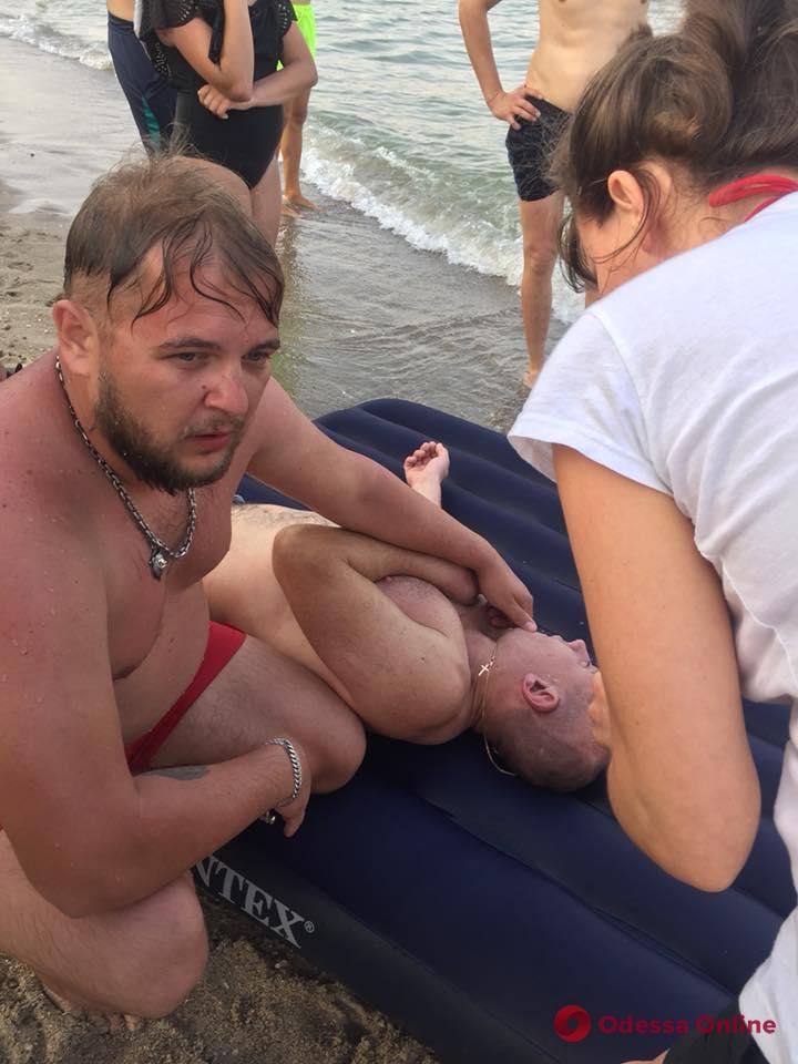 На одесском пляже отдыхающие спасли человека