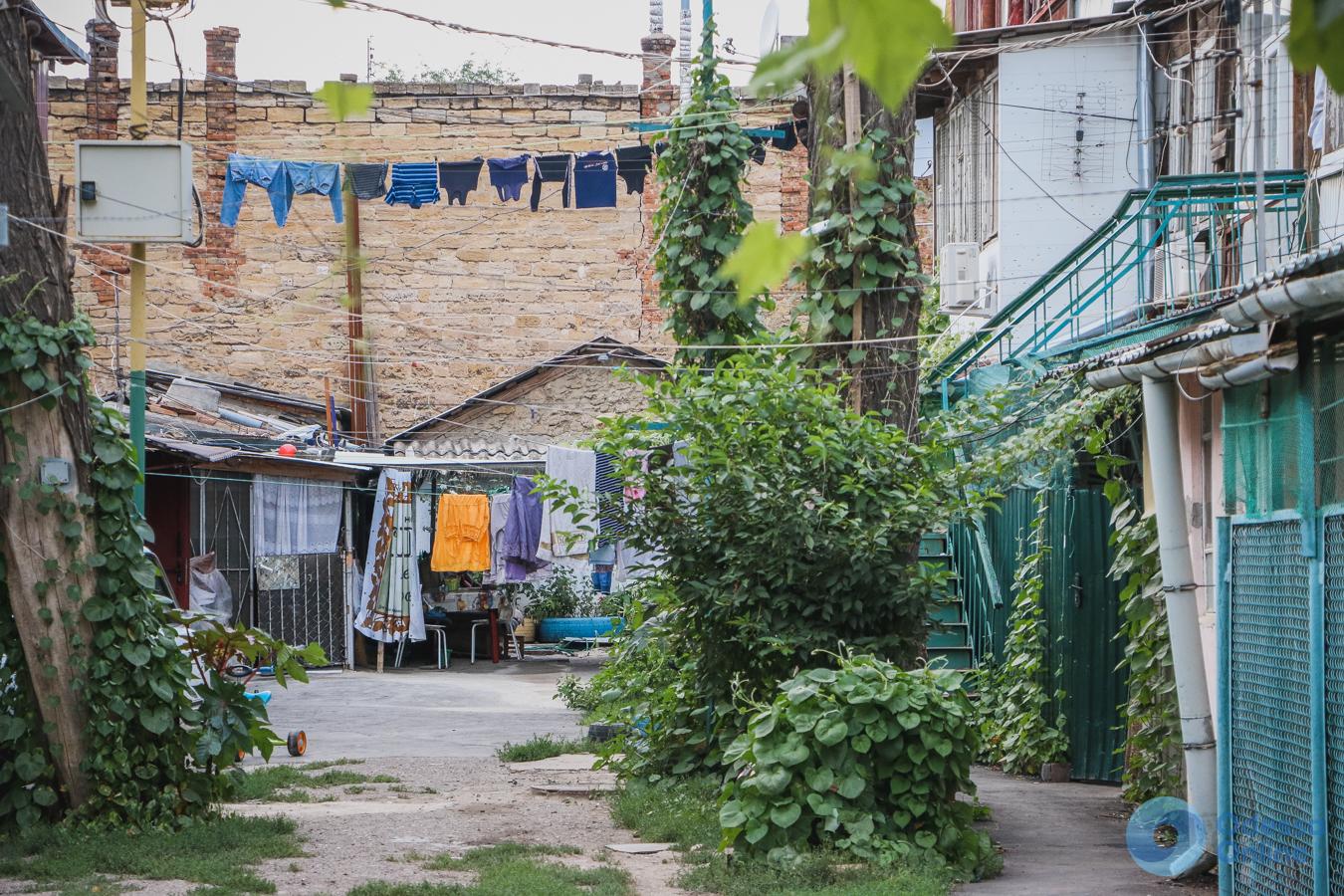 Атмосфера летней Молдаванки: дом с одной стеной и старожилы дворов 
