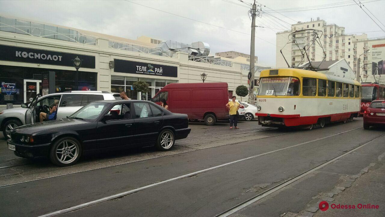 Одесса: автоледи дважды врезалась в одну и ту же машину