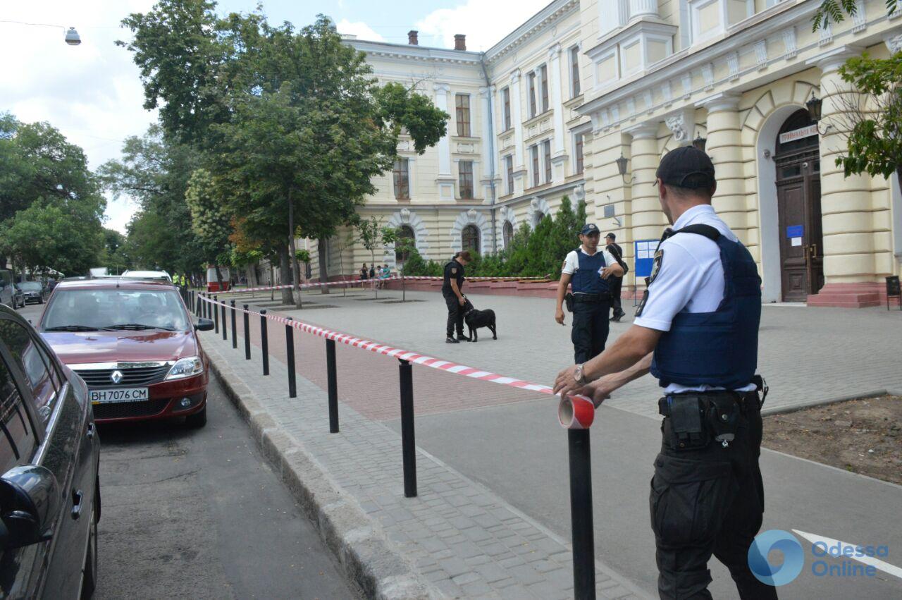 В Одесском медуниверситете ищут бомбу (обновлено)