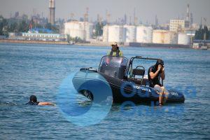 «Си Бриз – 2018»: в Одесском заливе пограничники прыгали с вертолета в море (фото, видео)