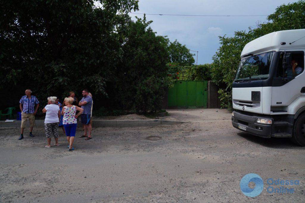 Одесская область: жители села Усатово перекрыли дорогу (фото)