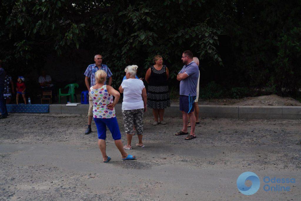 Одесская область: жители села Усатово перекрыли дорогу (фото)