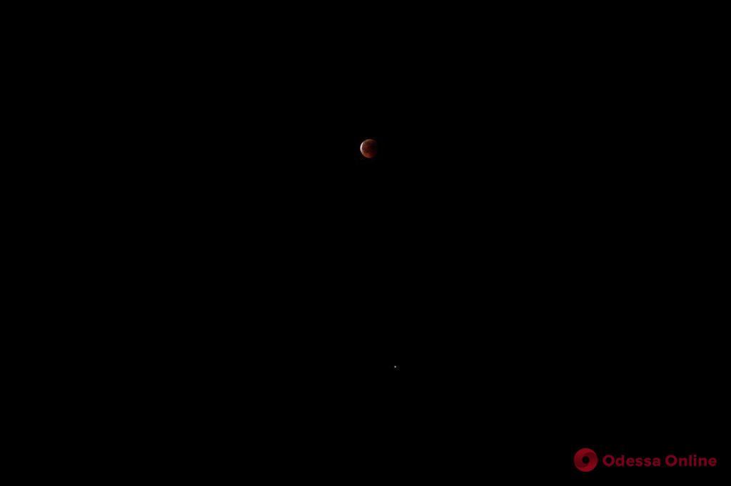 Одесситы наблюдали «кровавую Луну» (фото)