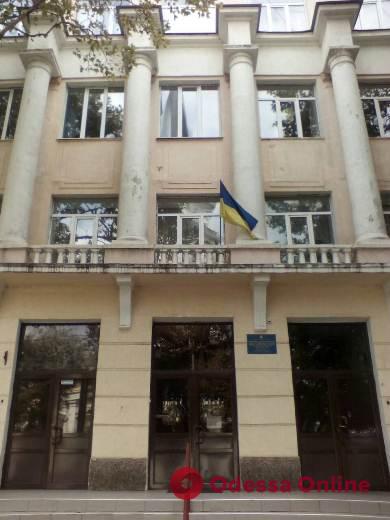 В Одессе ликвидировали яму на территории школы