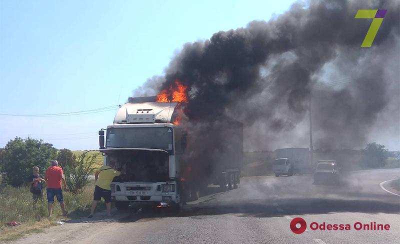 Под Одессой горит грузовик