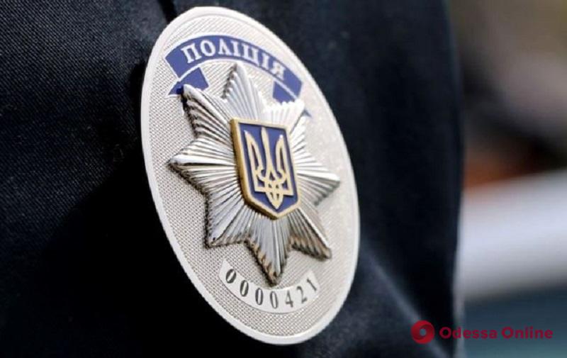 Пытался сбежать: в Одессе лихач на Mercedes наехал на патрульного (видео)