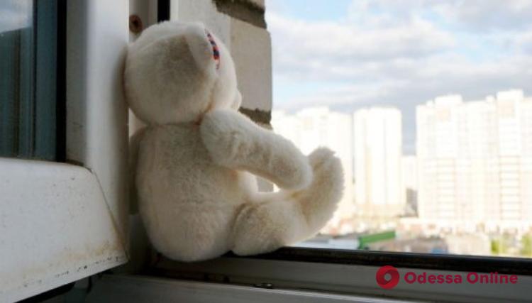 В Одесской области трехлетняя девочка выпала из окна седьмого этажа