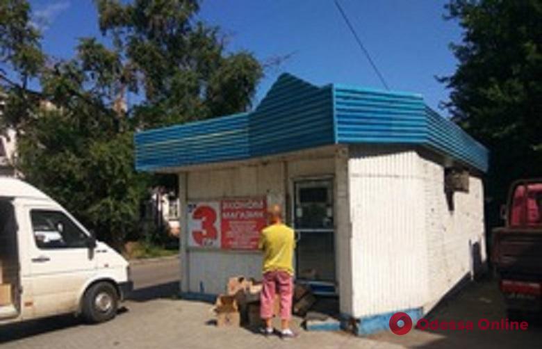 В Одессе сносят МАФы и терминалы пополнения счета