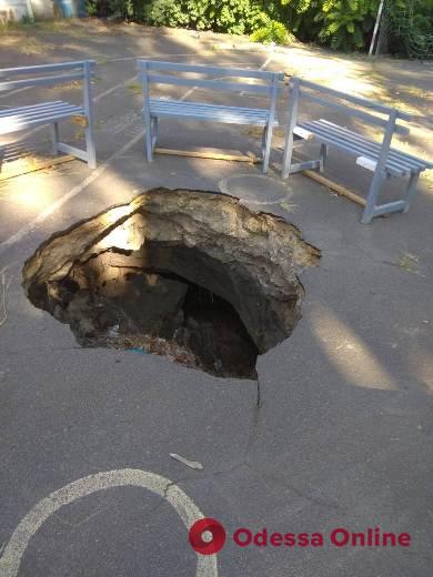 В Одессе ликвидировали яму на территории школы