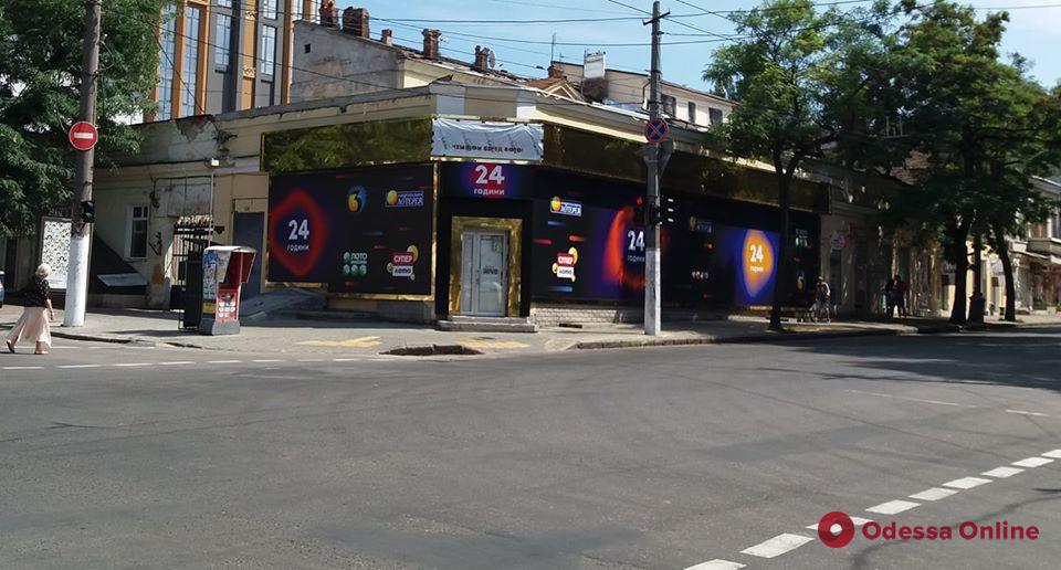 В Одессе демонтировали более сотни рекламных конструкций