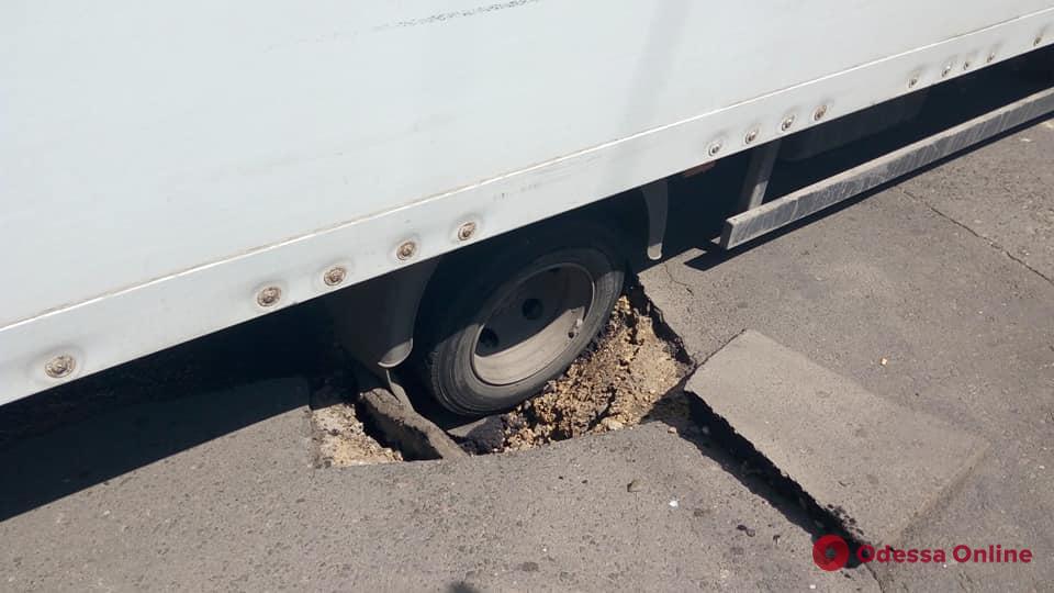 В центре Одессы грузовик провалился в яму (фото)