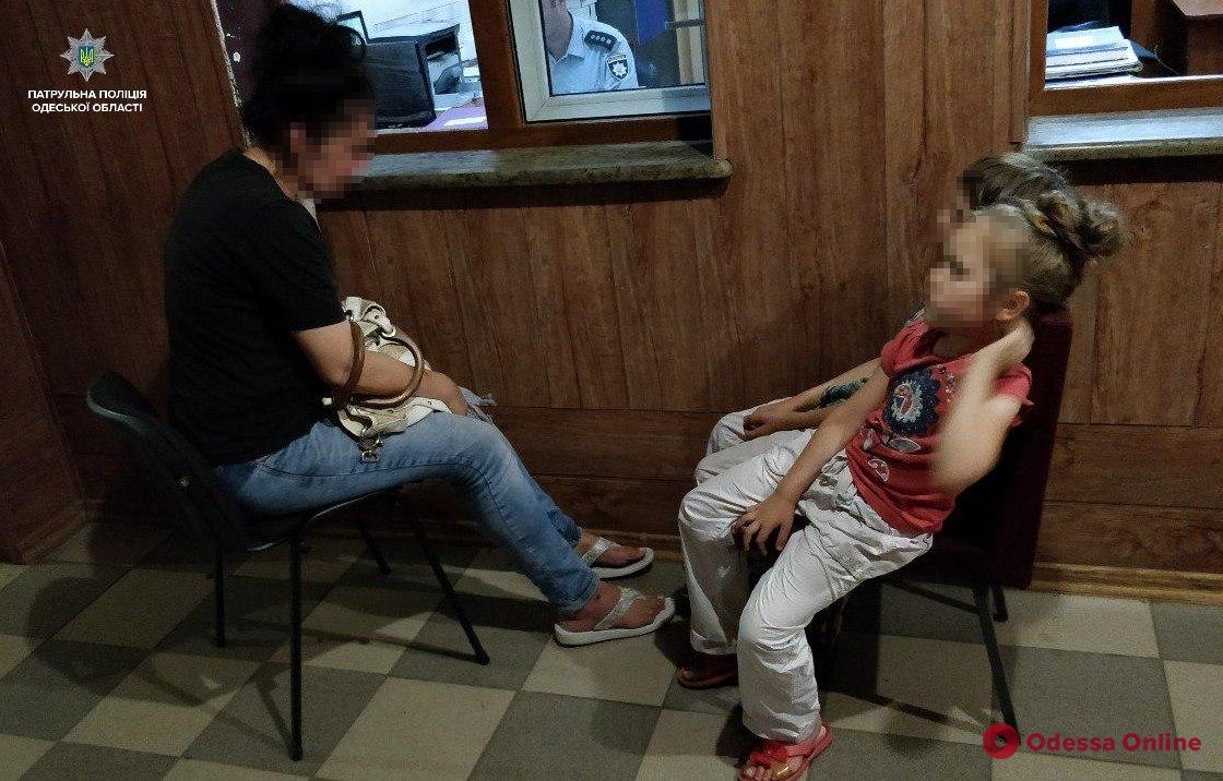Угрожала убить себя: в Одессе спасли двоих детей от неадекватной матери