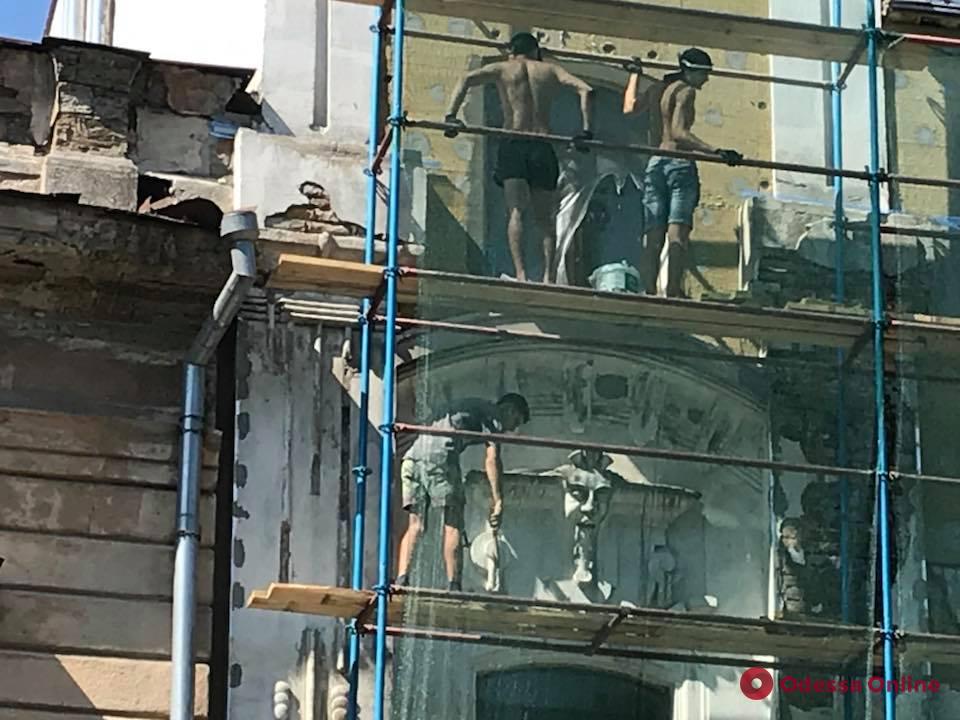 В Одессе сбивают лепнину с памятника архитектуры (фото, видео)