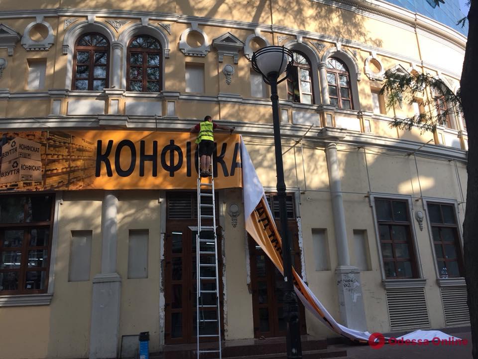 В Одессе демонтировали более сотни рекламных вывесок