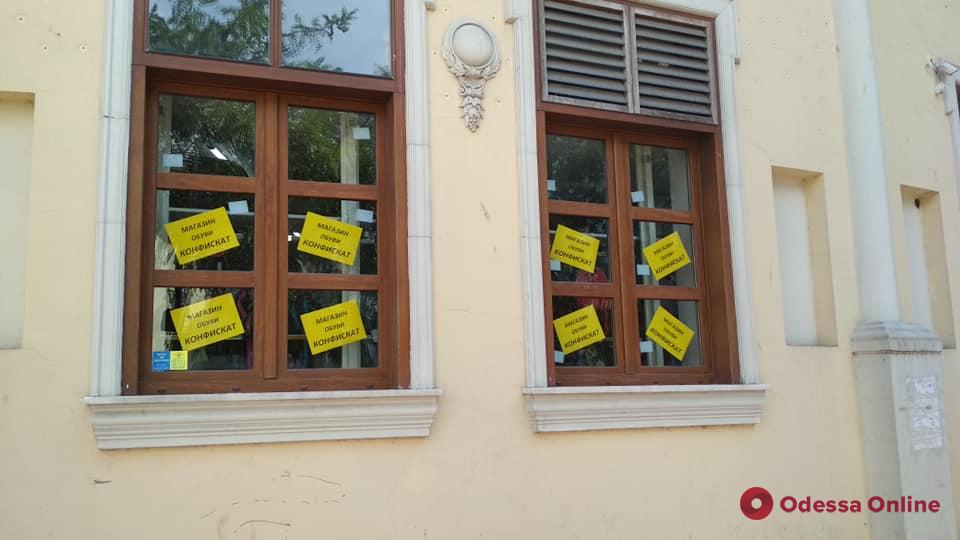 Теперь окна: «Конфискат» на Греческой продолжает «радовать» уродливой рекламой