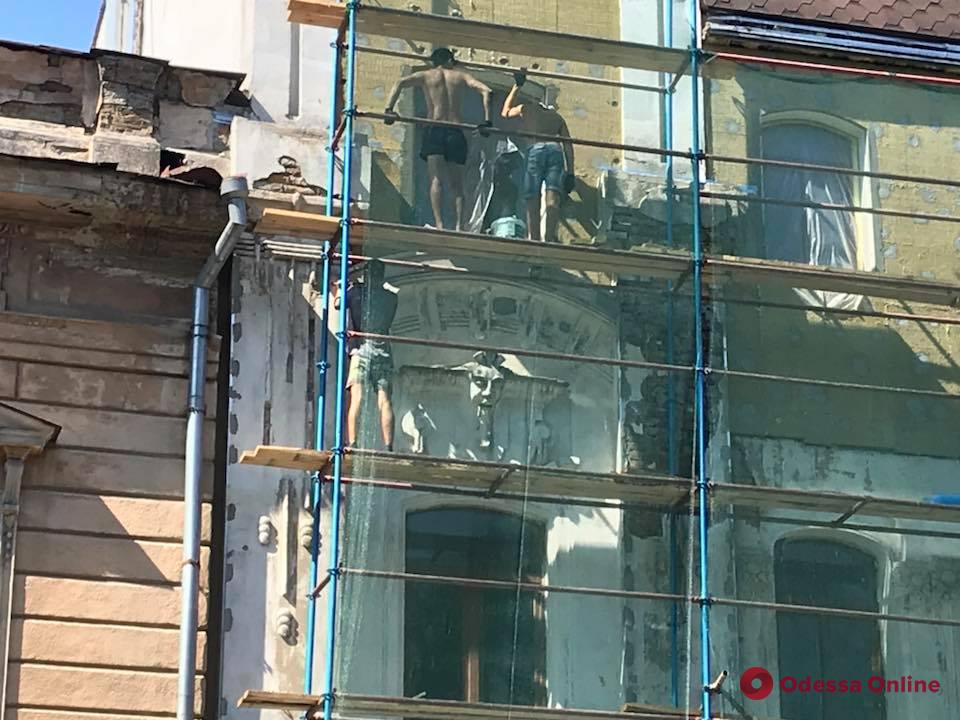 В Одессе сбивают лепнину с памятника архитектуры (фото, видео)