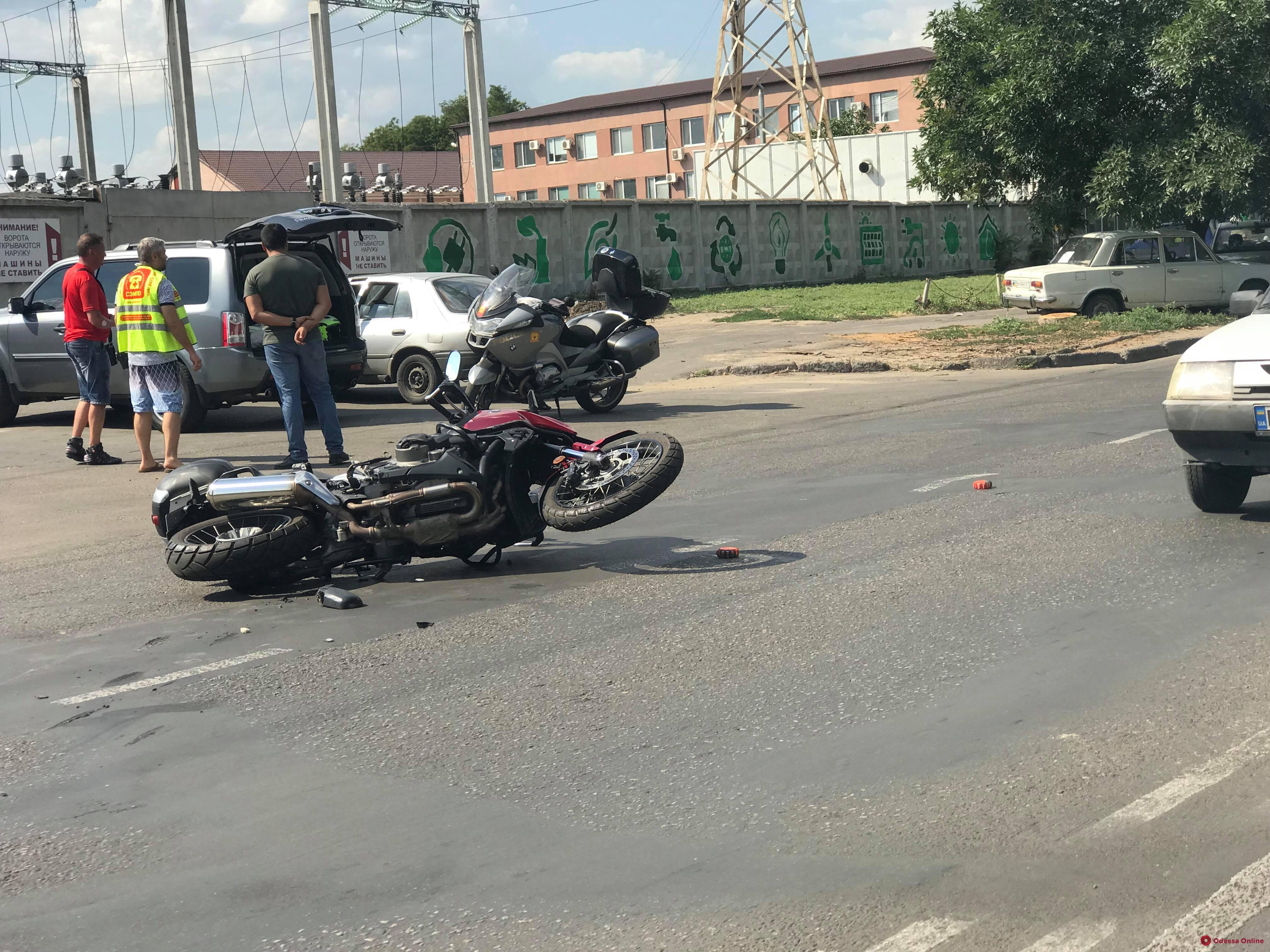 В Одессе столкнулись автомобиль и мотоцикл