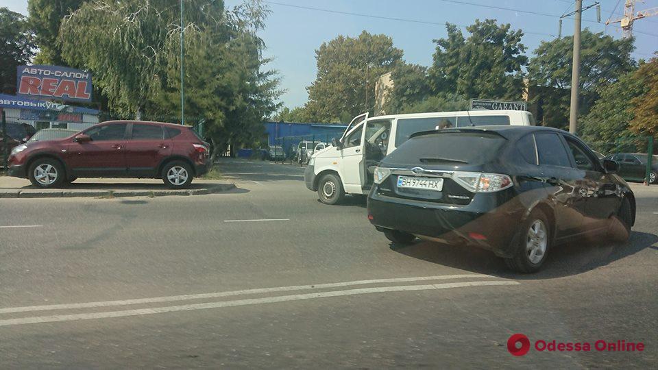 В Одессе столкнулись микроавтобус и легковушка