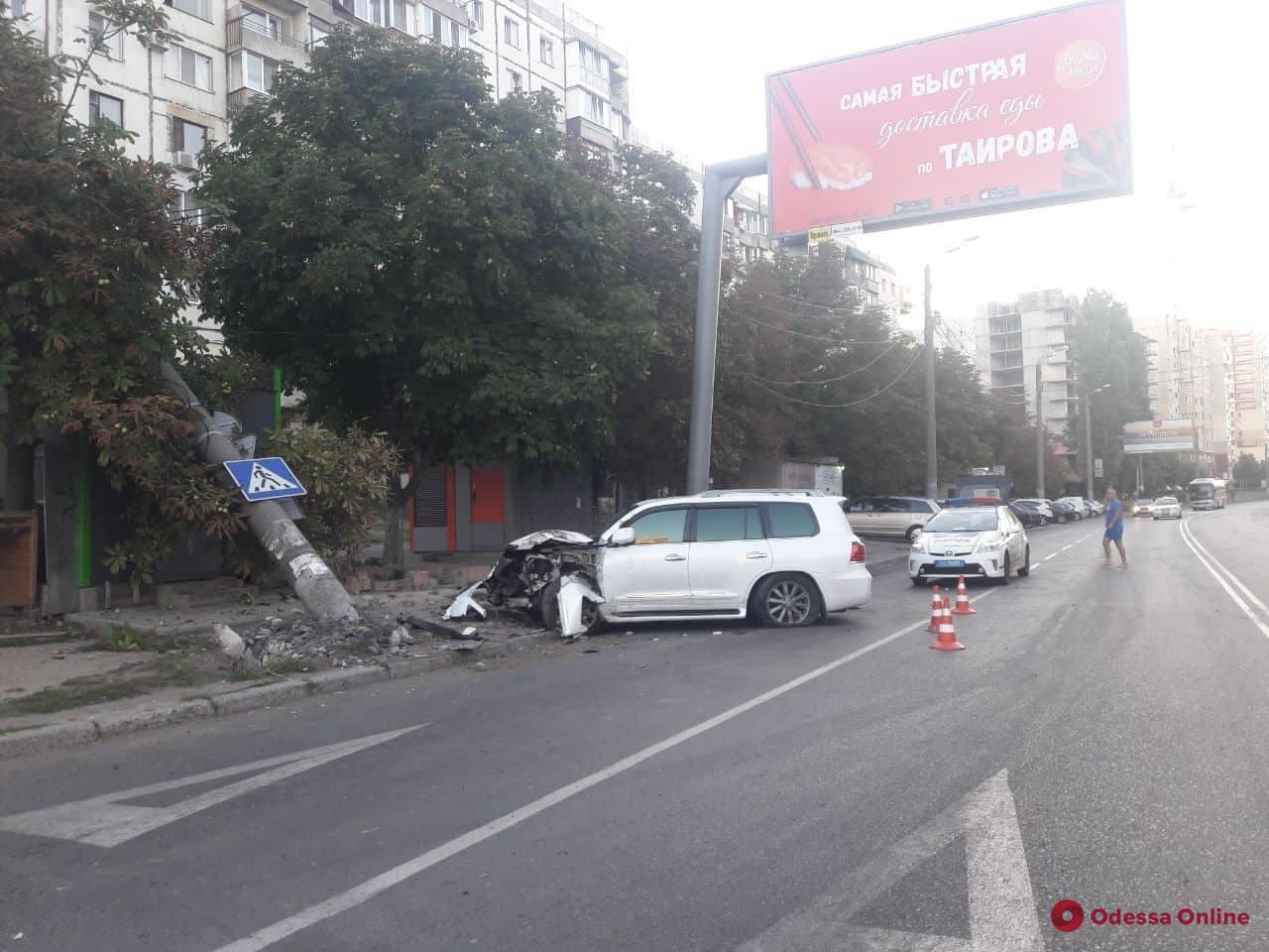 В Одессе на Таирова Lexus повалил бетонный столб