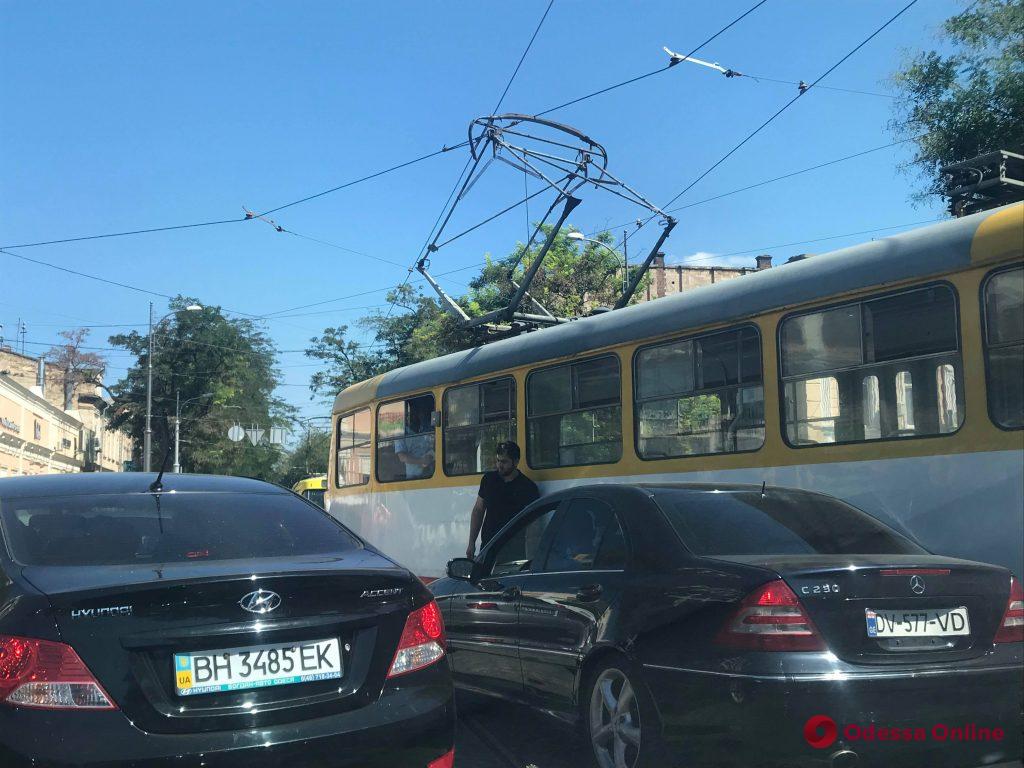На Тираспольской площади Mercedes въехал в трамвай