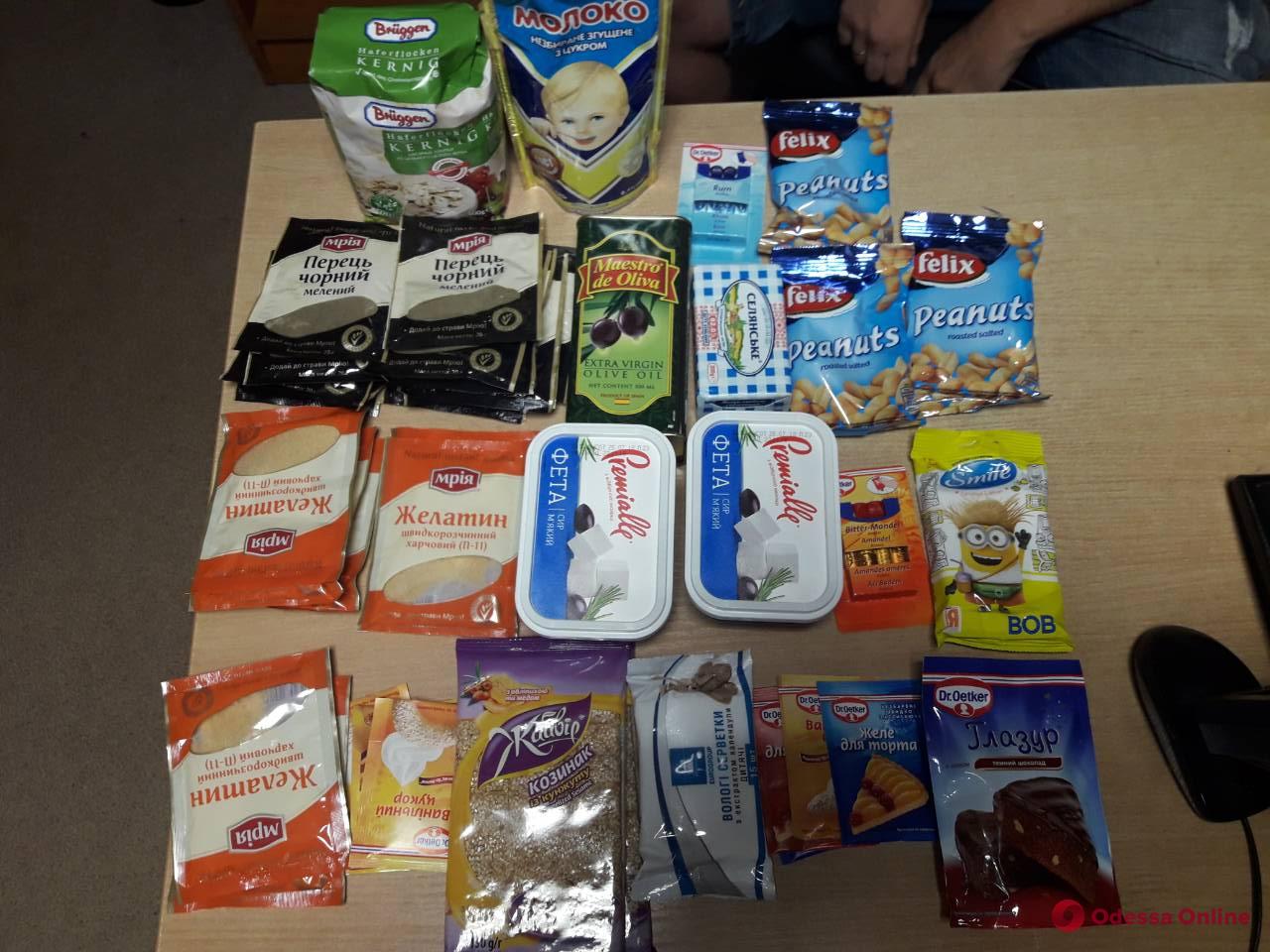 Сыр, перец и орешки: в Одессе женщина украла из магазина продукты