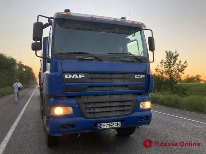 В Одесской области с погоней остановили грузовики с краденными водопроводными трубами