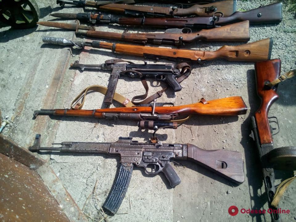 Пулемет Максима, винтовка Мосина и StG-44: в Одесской области у «черного археолога» нашли арсенал оружия