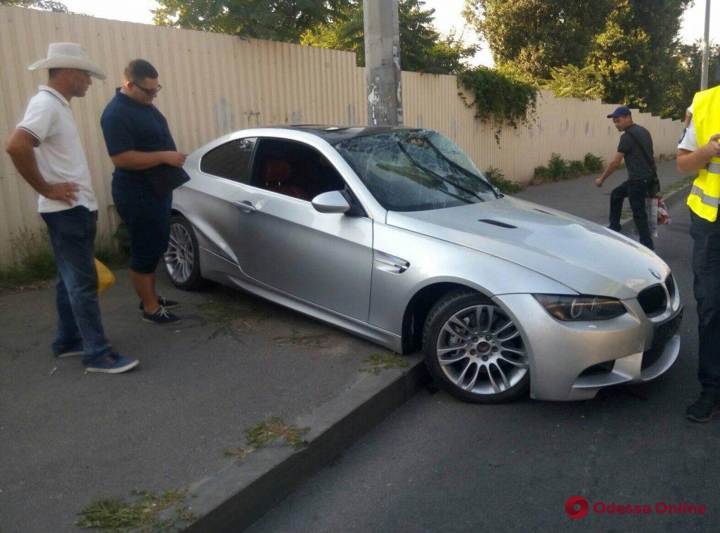 Одесса: на Балковской BMW влетел в бетонный столб