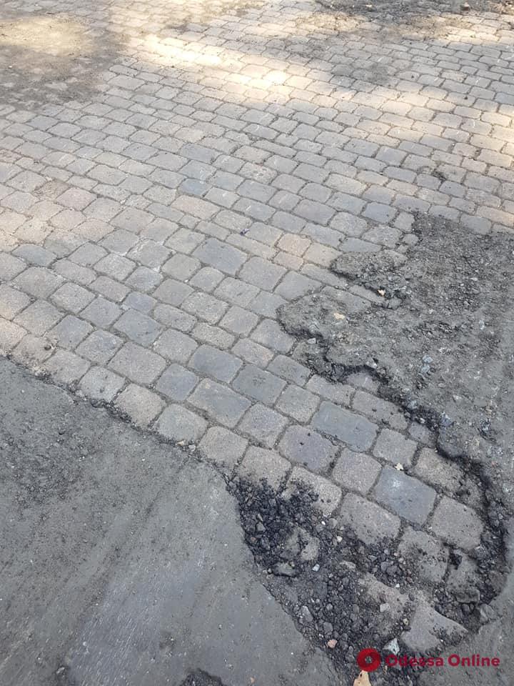 Одесса: при реконструкции на улице Екатерининской нашли итальянскую брусчатку (фото, видео)