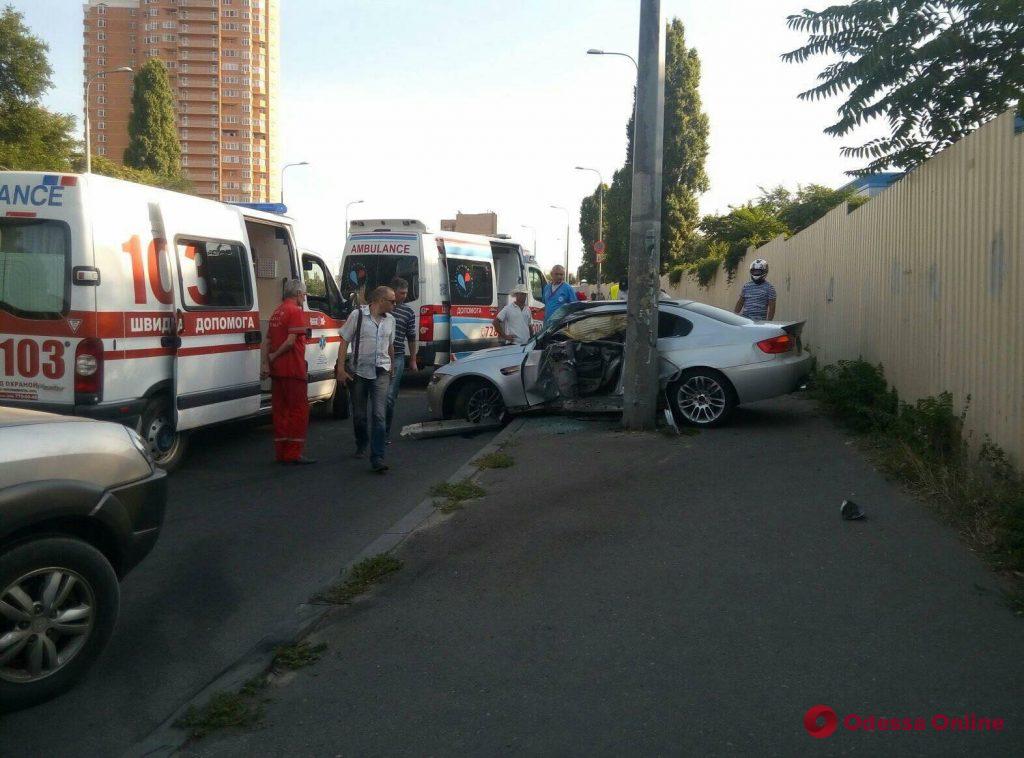 Одесса: на Балковской BMW влетел в бетонный столб