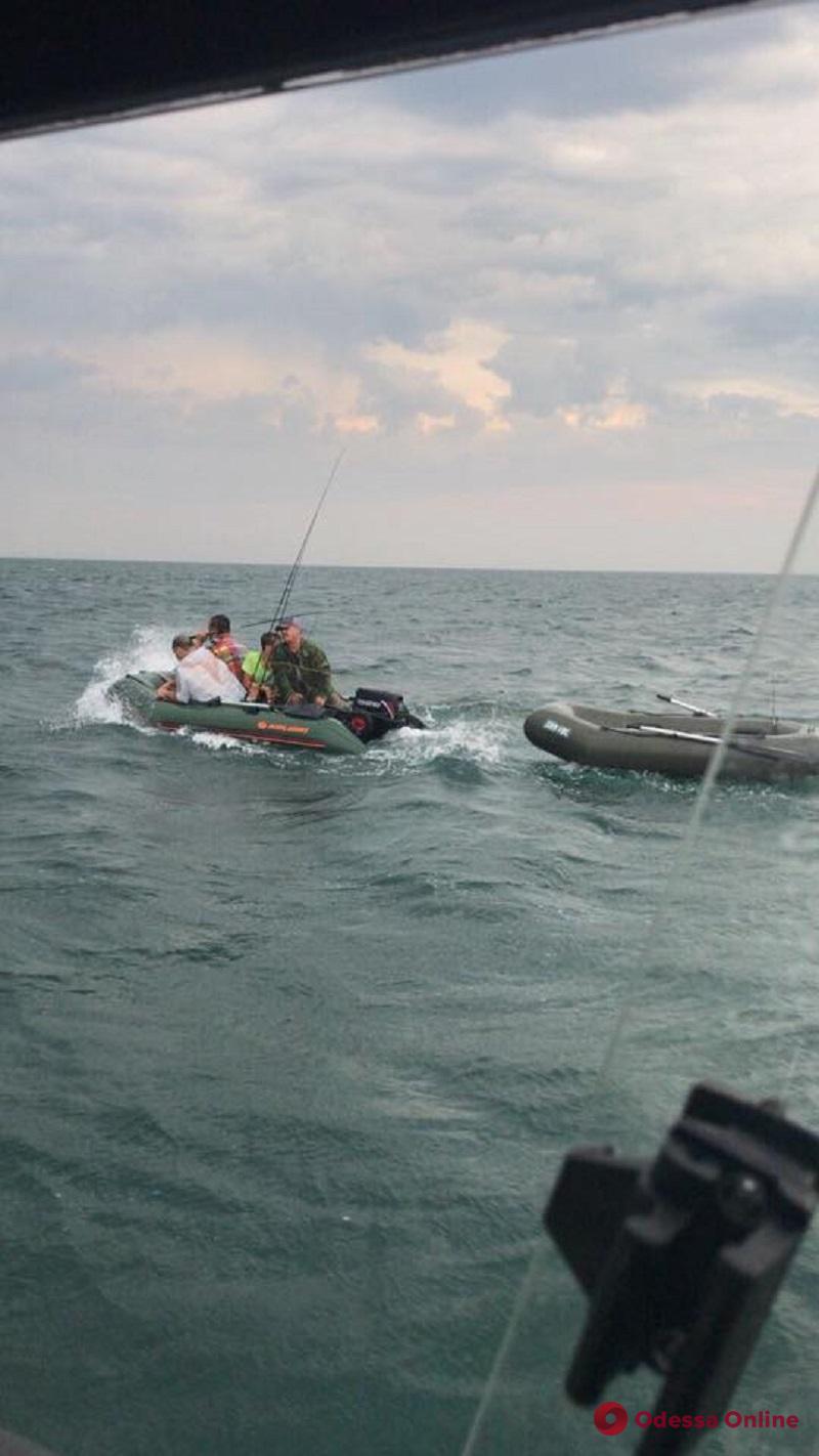 Одесса: полицейские в море спасли мужчину на гидроскутере