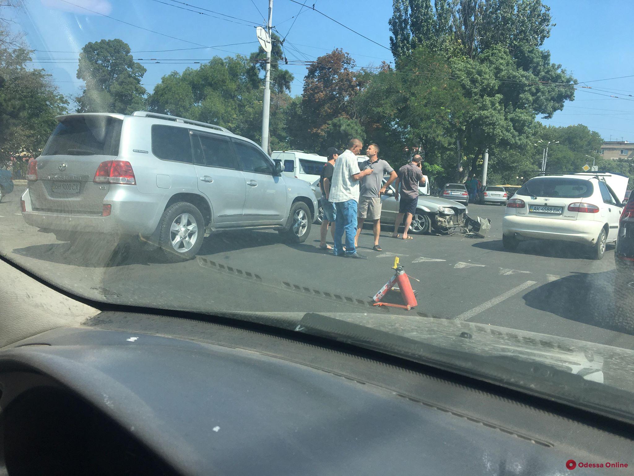 Одесса: на Привокзальной площади столкнулись легковушки