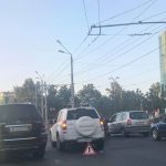 Белый vs черный: на площади 10 Апреля столкнулись два внедорожника