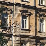 Пыталась выпрыгнуть из окна: одесский психолог спасла девушку от суицида