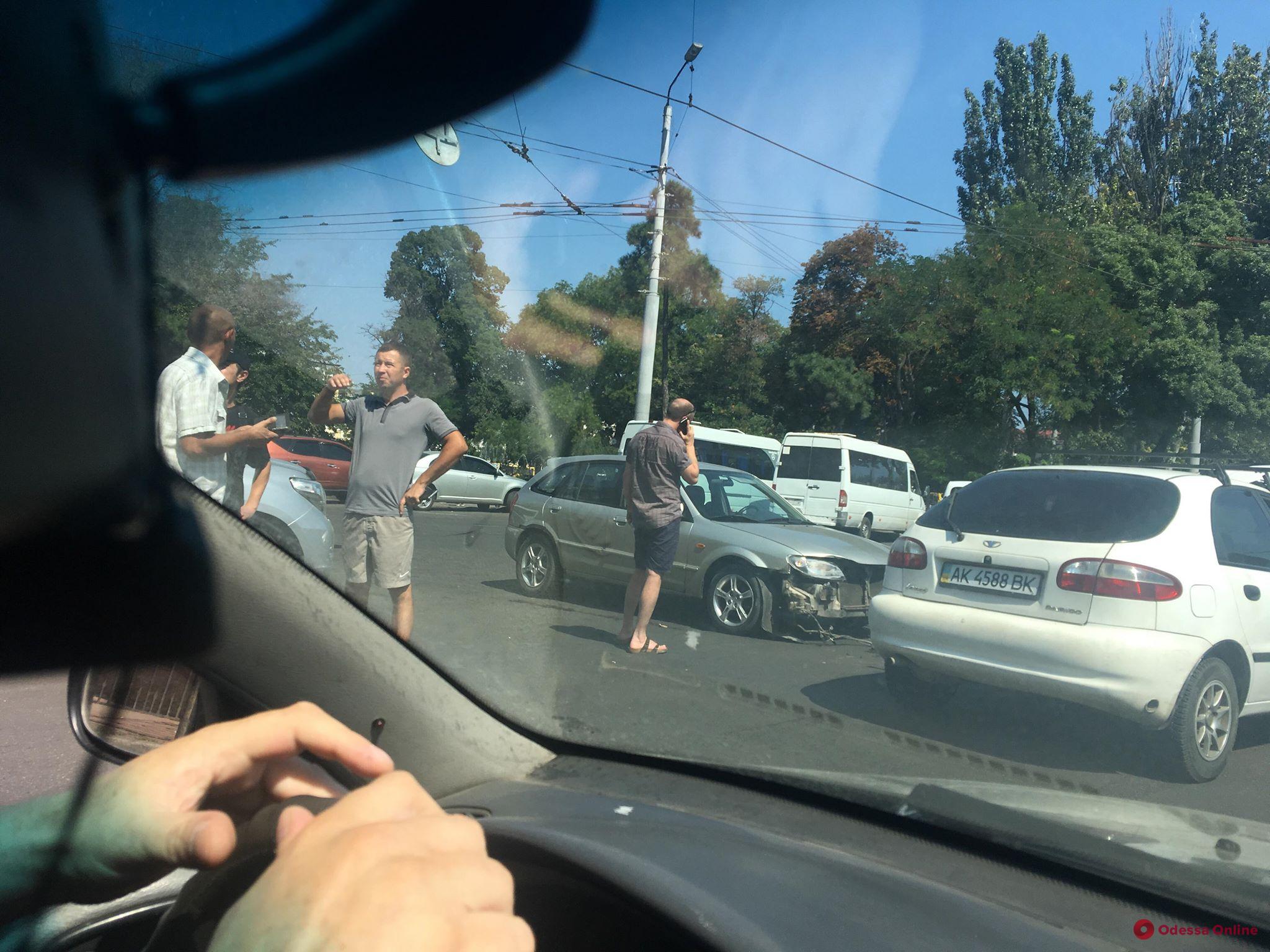 Одесса: на Привокзальной площади столкнулись легковушки