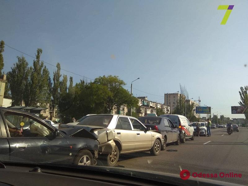 Не успели затормозить: в Одессе столкнулись четыре автомобиля