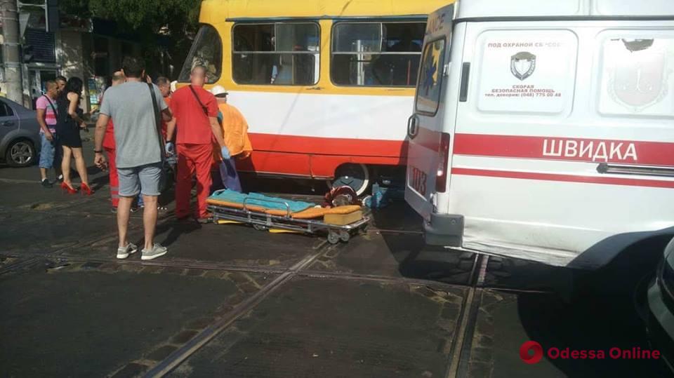 Женщина попала под трамвай в центре Одессы