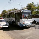 В Одессе столкнулись BMW и троллейбус: водитель авто сбежал (фото)