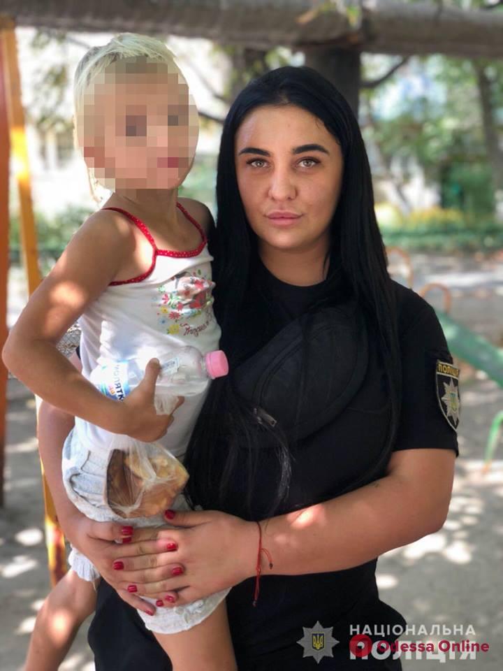 В Одессе полицейские вернули домой потерявшуюся девочку