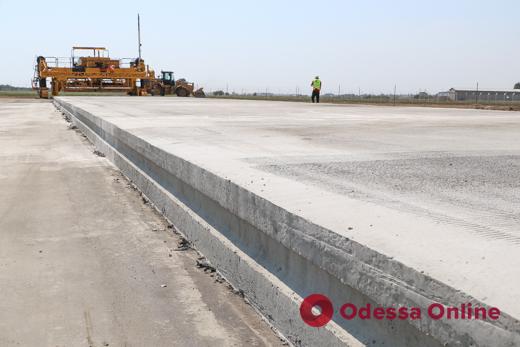 В Одессе продолжается строительство новой взлетно-посадочной полосы аэропорта (фото)