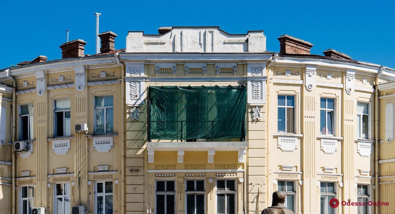 В Одессе проверяют законность монтажа балкона на доме Торичелли